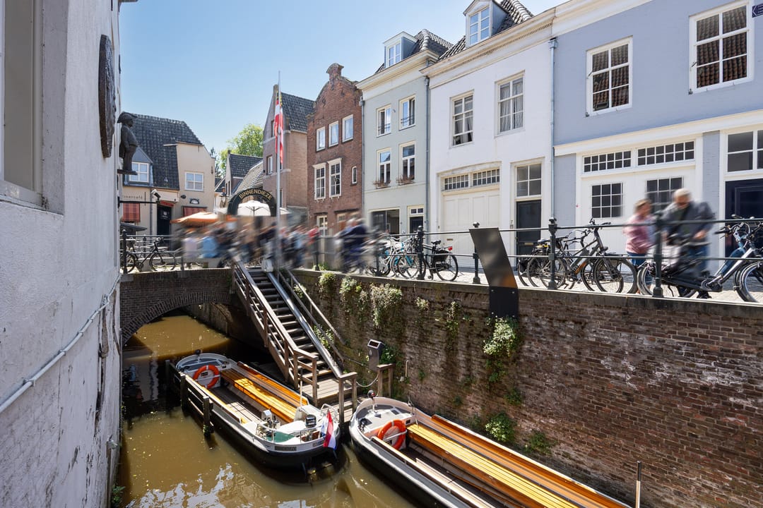Monumental Gate House Apartment with Binnendieze Views — 41