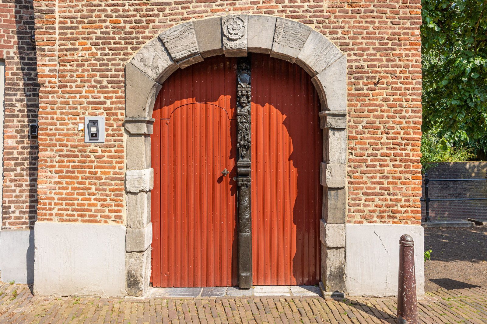 Monumental Gate House Apartment with Binnendieze Views — 24