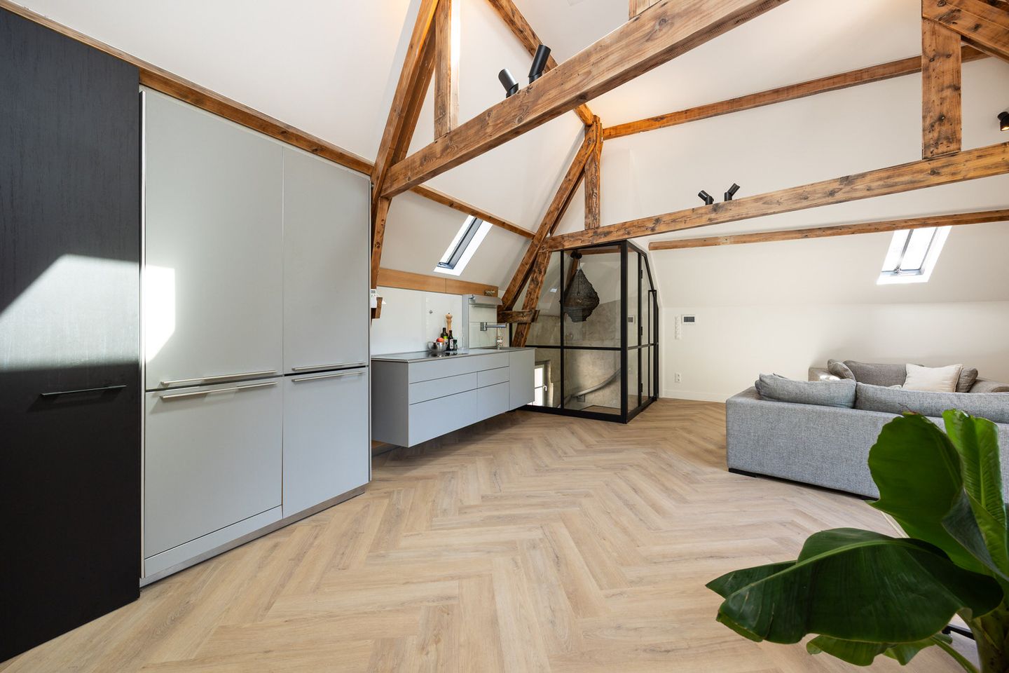 Monumental Gate House Apartment with Binnendieze Views — 10