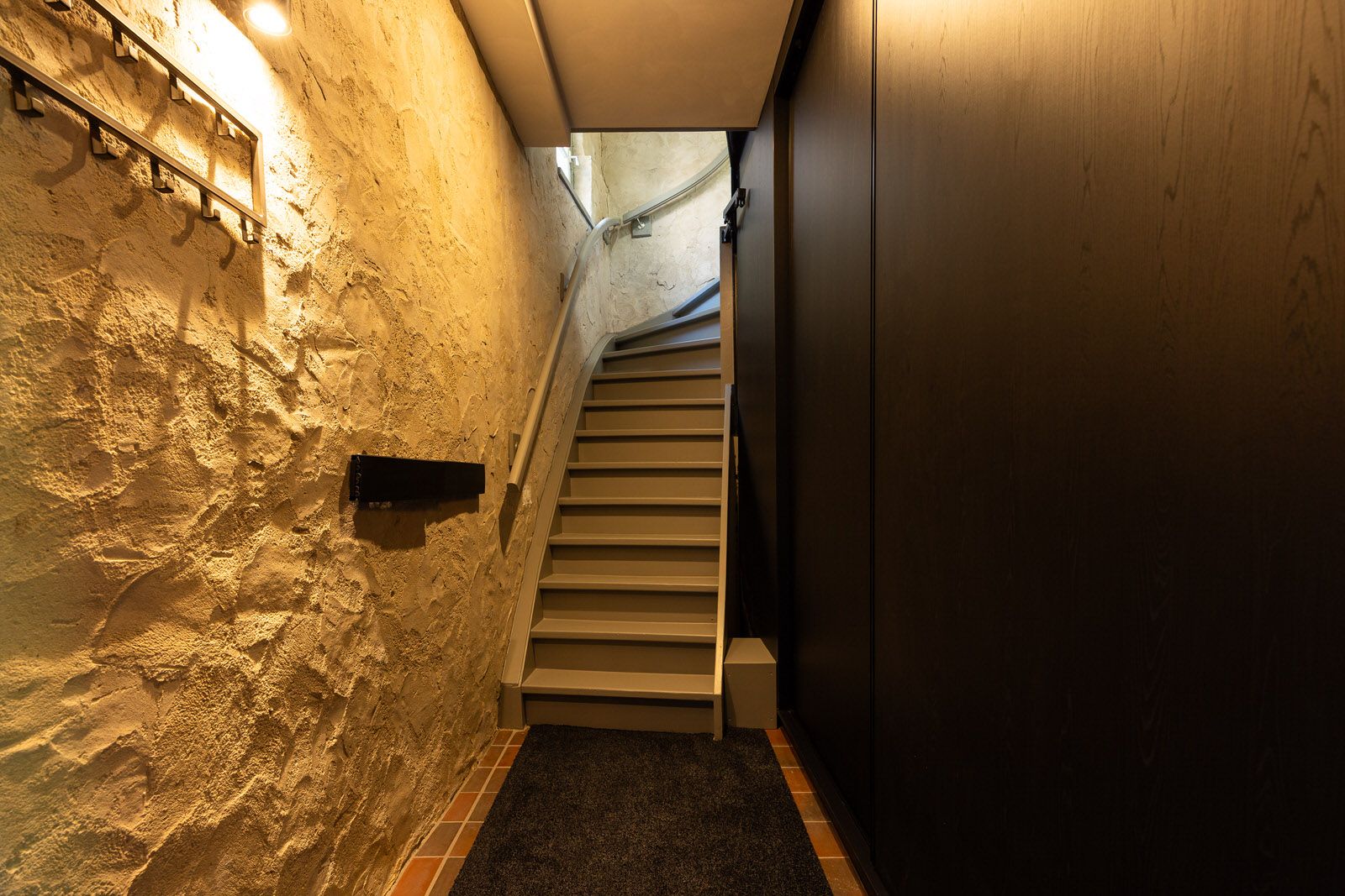 Monumental Gate House Apartment with Binnendieze Views — 21