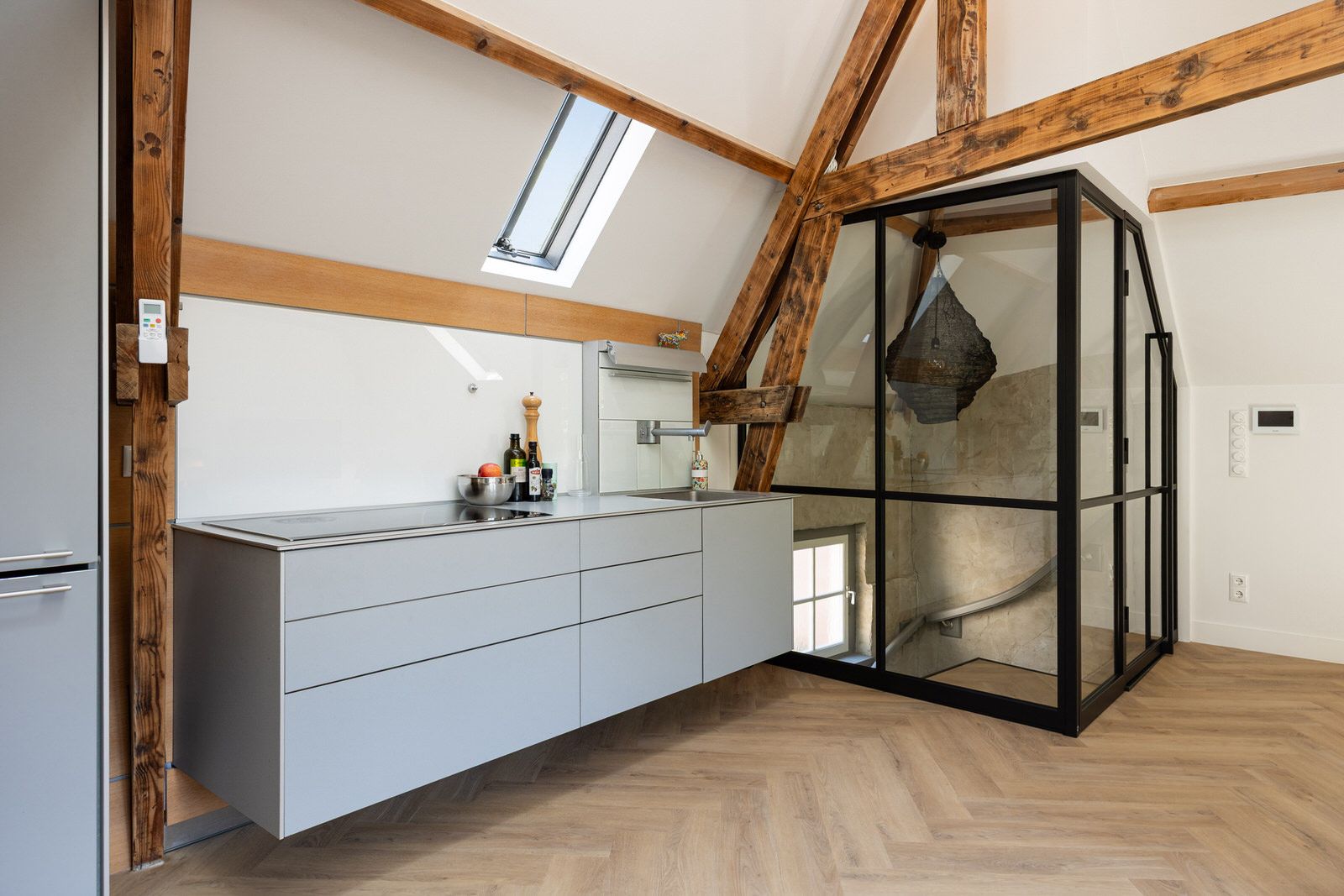 Monumental Gate House Apartment with Binnendieze Views — 12