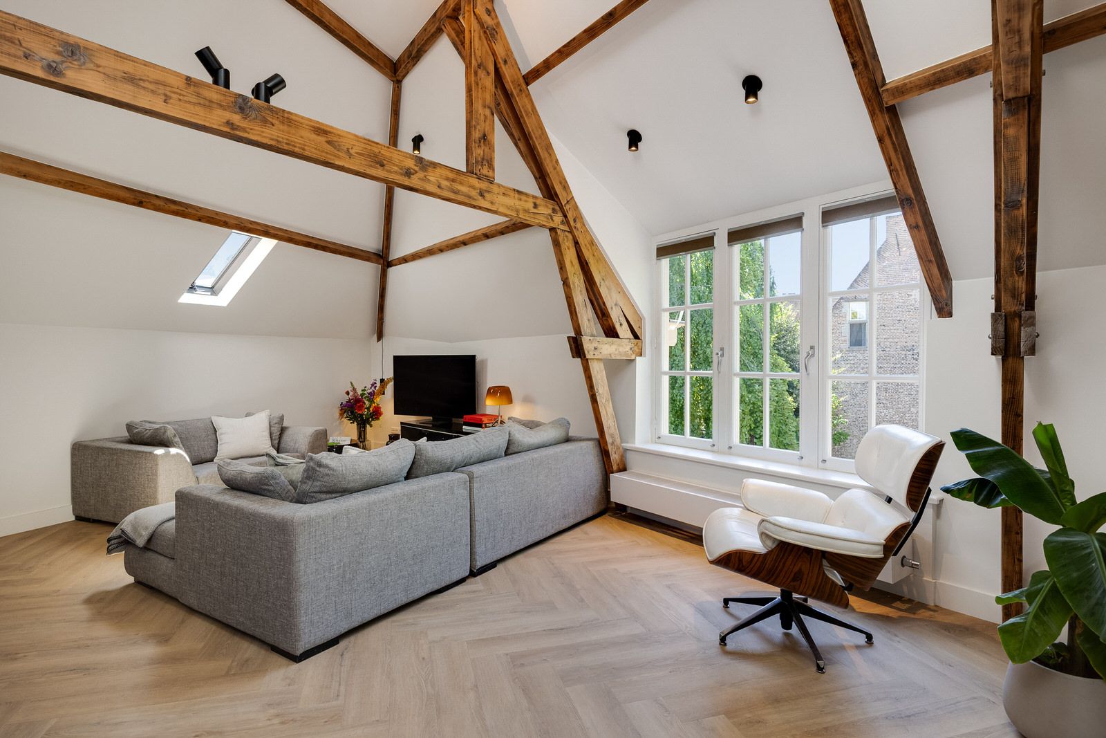 Monumental Gate House Apartment with Binnendieze Views — 9