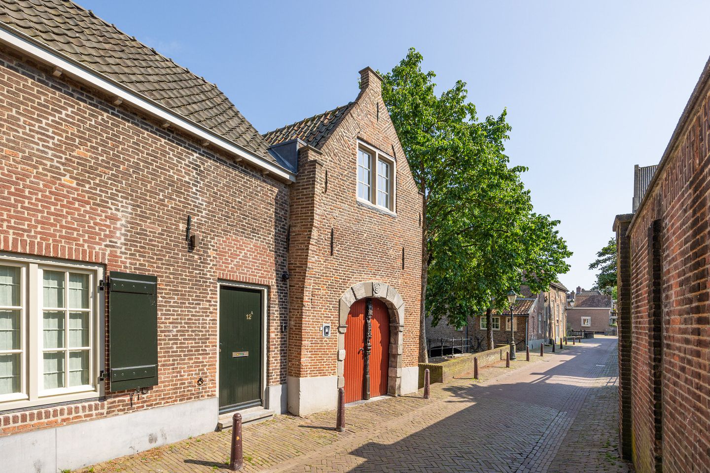Monumental Gate House Apartment with Binnendieze Views — 25