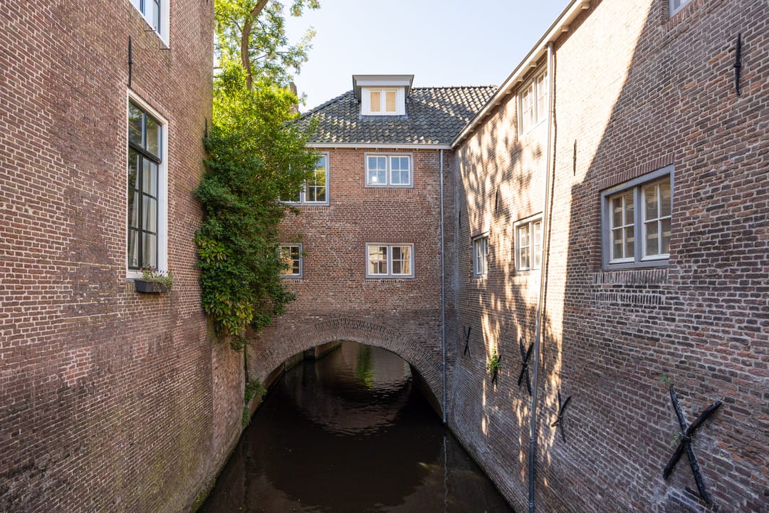 Monumental Gate House Apartment with Binnendieze Views — 31