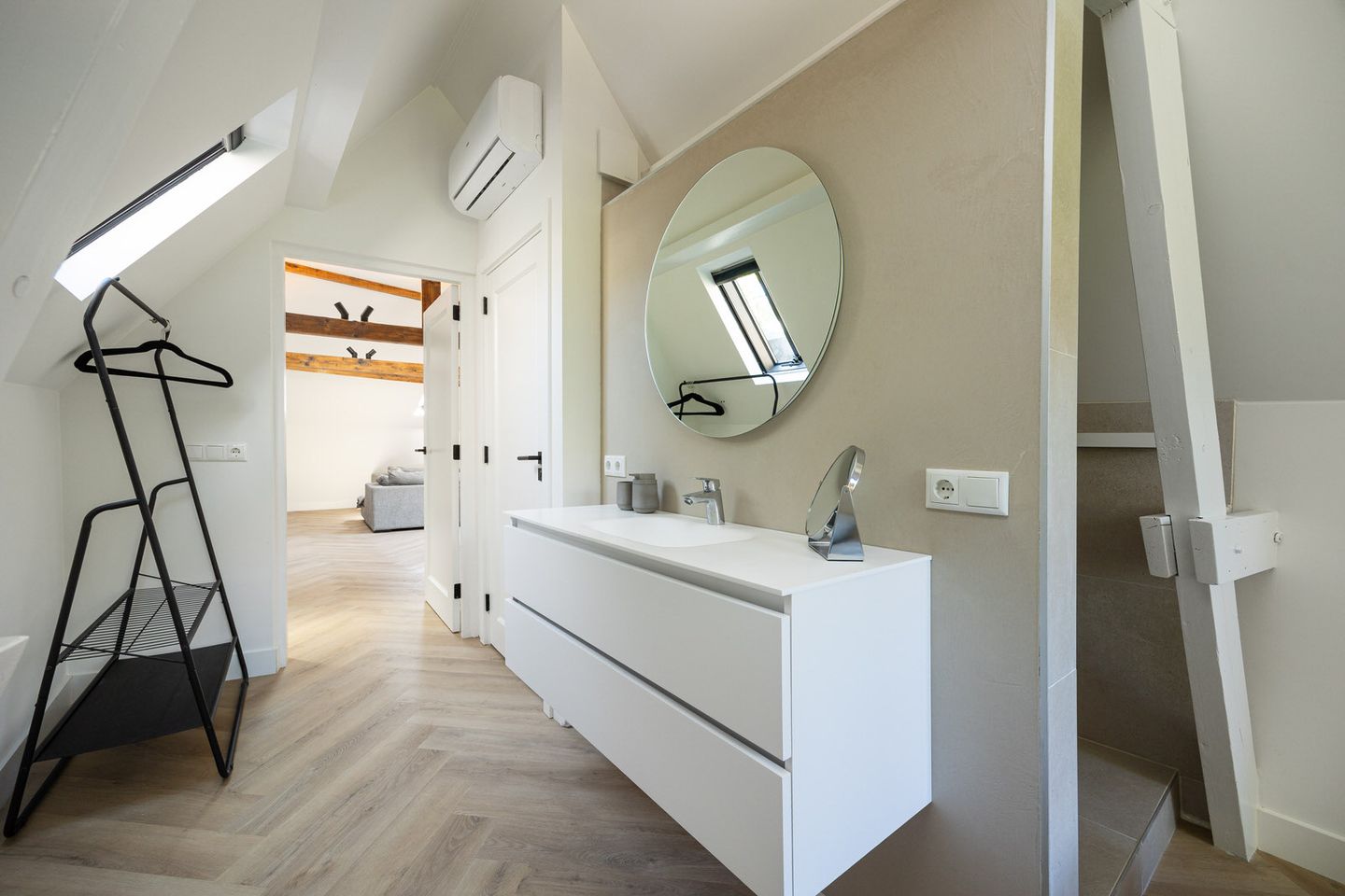 Monumental Gate House Apartment with Binnendieze Views — 19