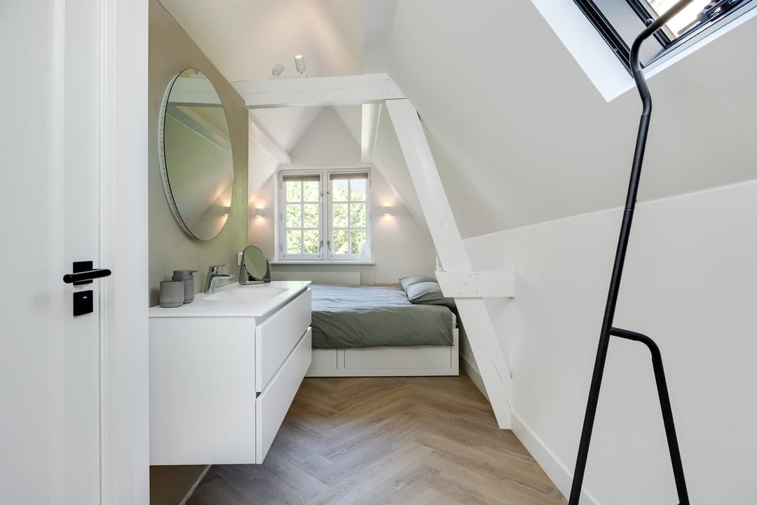 Monumental Gate House Apartment with Binnendieze Views — 17