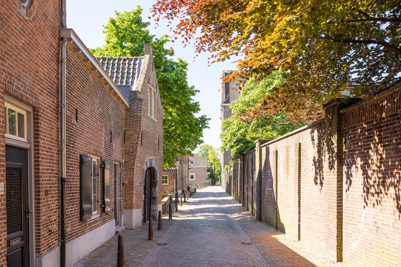 Monumental Gate House Apartment with Binnendieze Views — 30