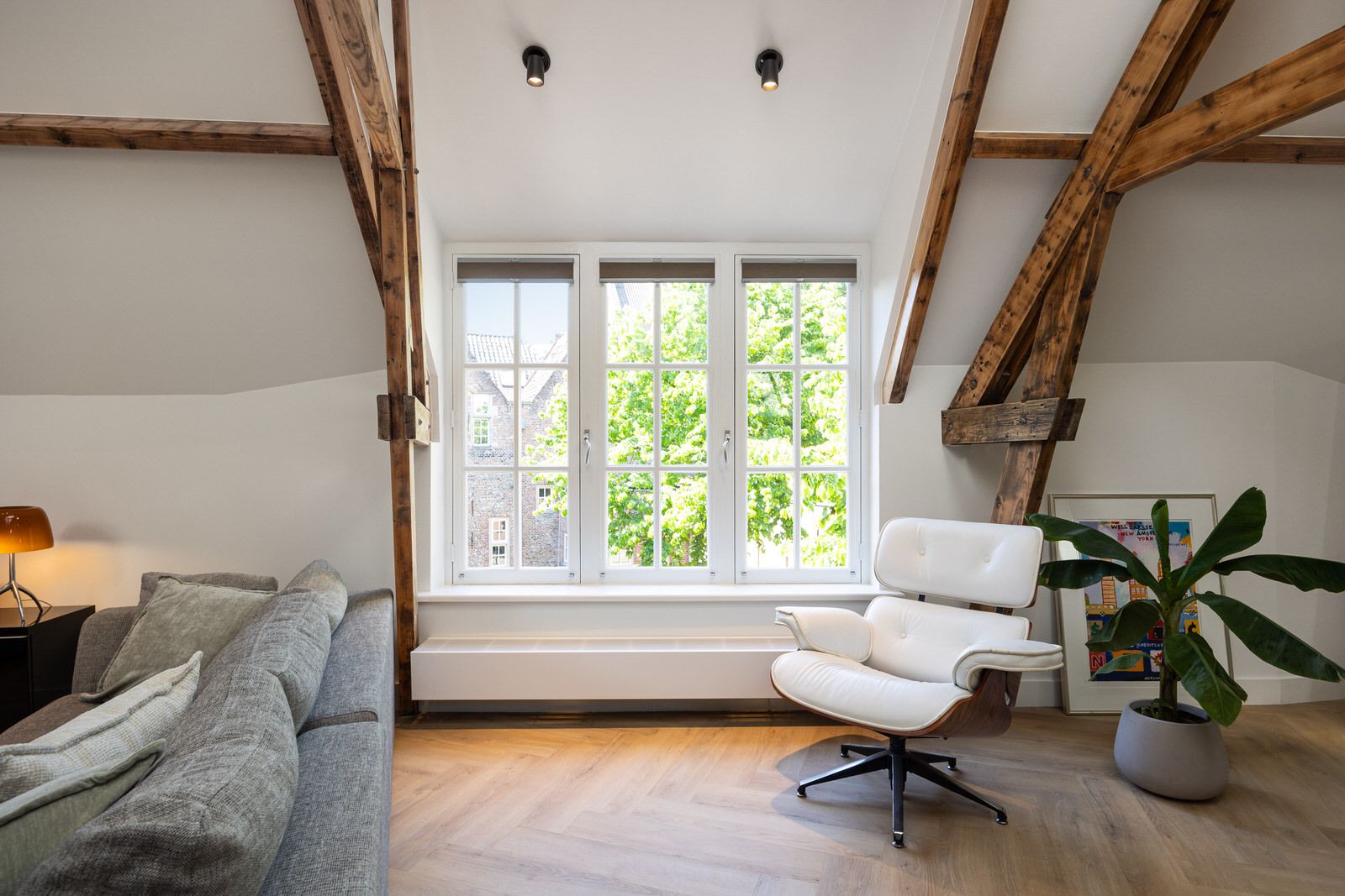 Monumental Gate House Apartment with Binnendieze Views — 15