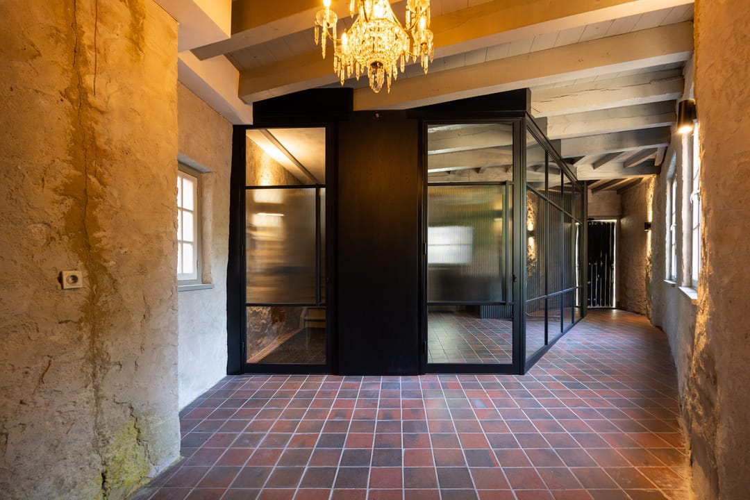 Monumental Gate House Apartment with Binnendieze Views — 22
