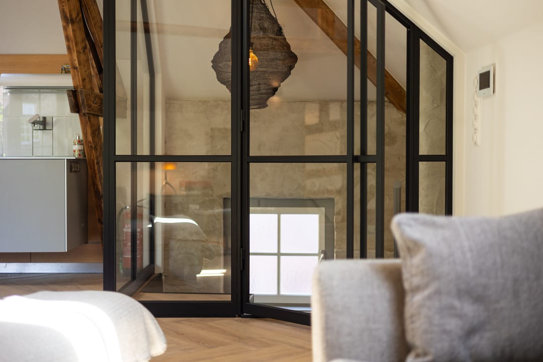 Monumental Gate House Apartment with Binnendieze Views — 8