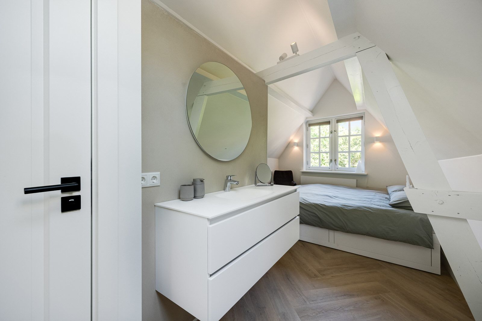 Monumental Gate House Apartment with Binnendieze Views — 18