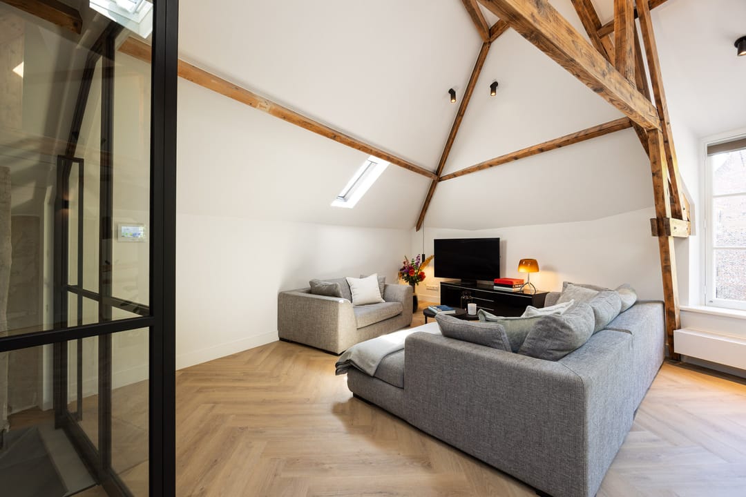 Monumental Gate House Apartment with Binnendieze Views — 7