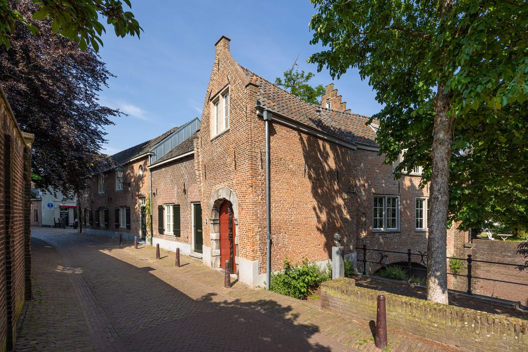 Monumental Gate House Apartment with Binnendieze Views — 26
