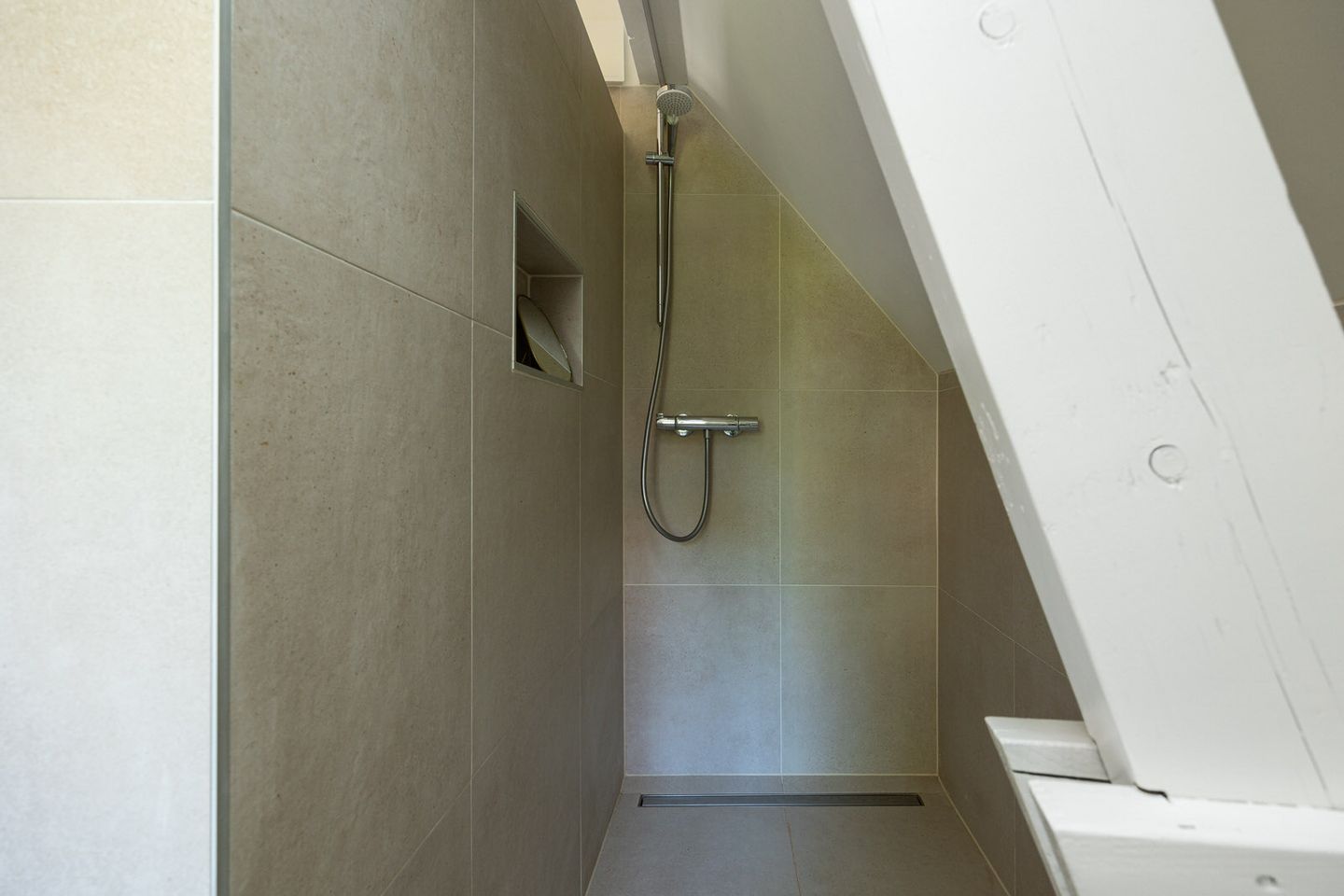 Monumental Gate House Apartment with Binnendieze Views — 20