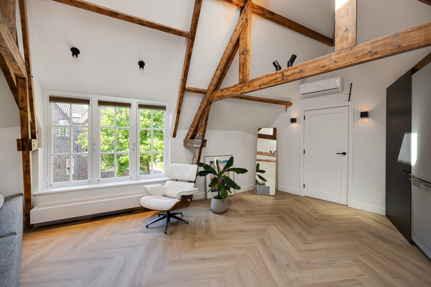 Monumental Gate House Apartment with Binnendieze Views — 14