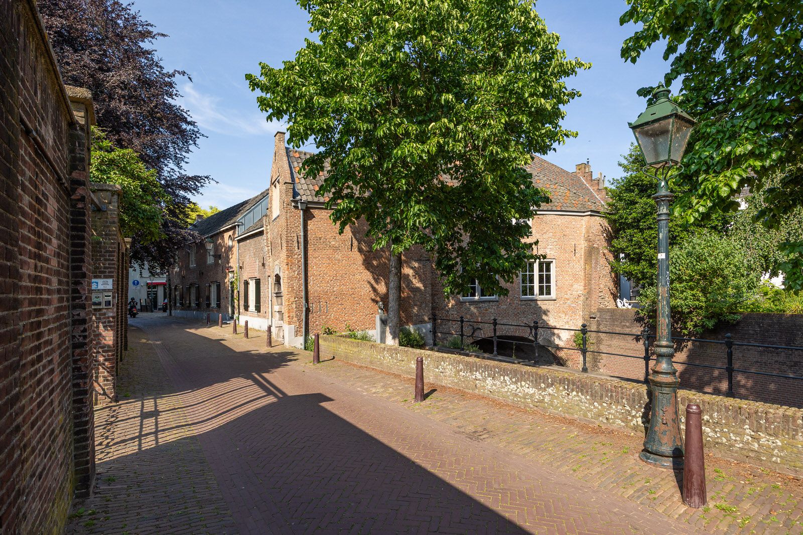 Monumental Gate House Apartment with Binnendieze Views — 36