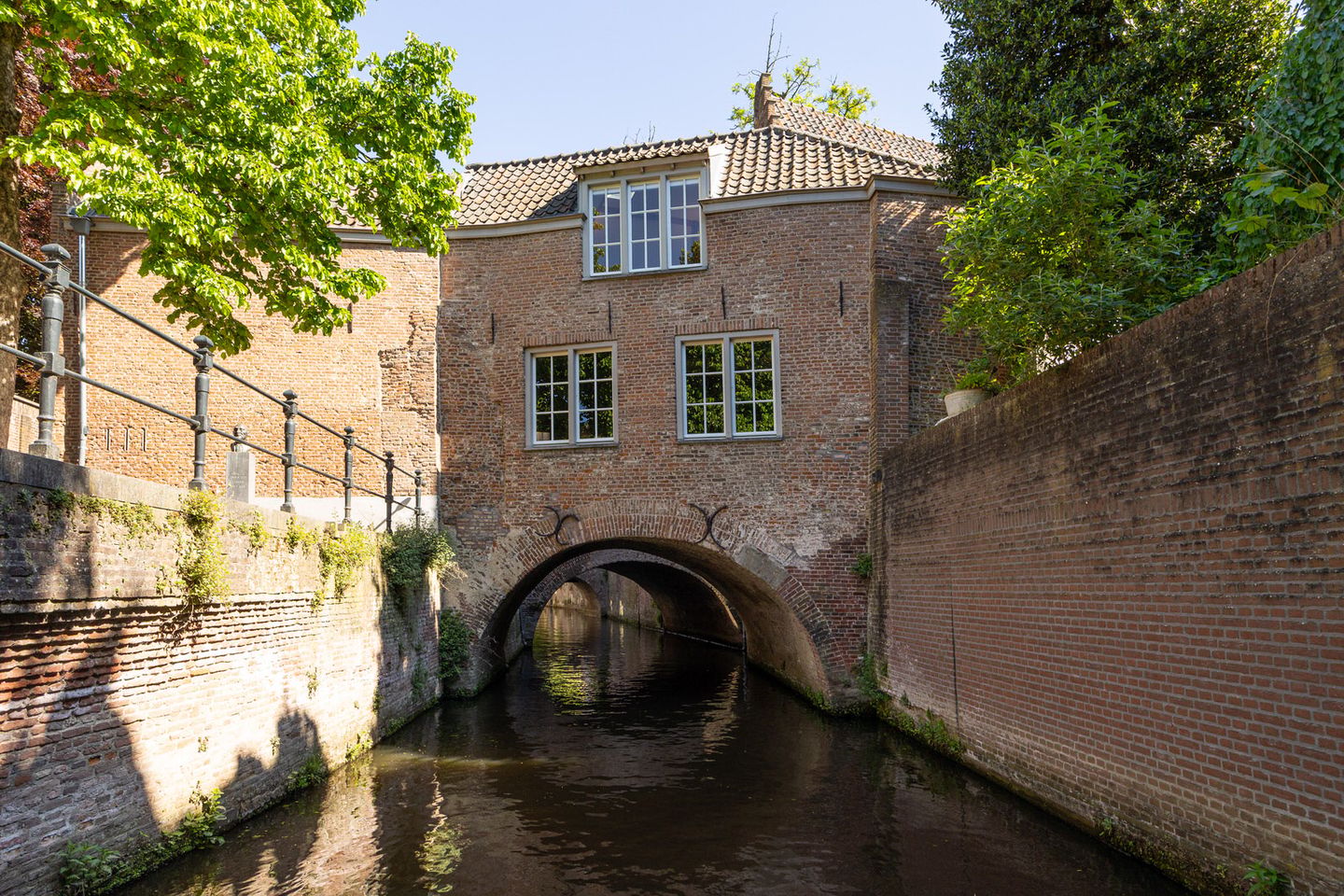 Monumental Gate House Apartment with Binnendieze Views — 35