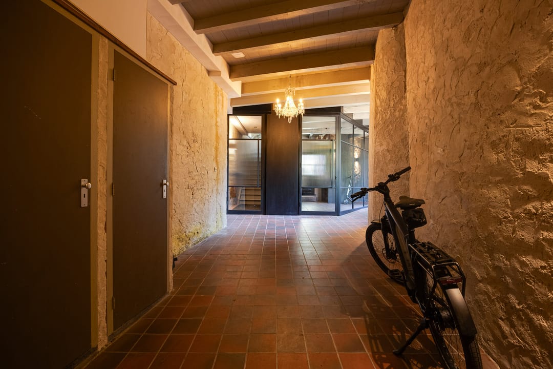Monumental Gate House Apartment with Binnendieze Views — 23