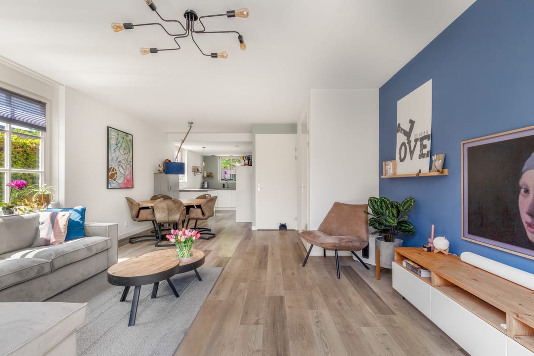 Modern Corner Family Home in Tudor Park with Private Garden and Parking — 8