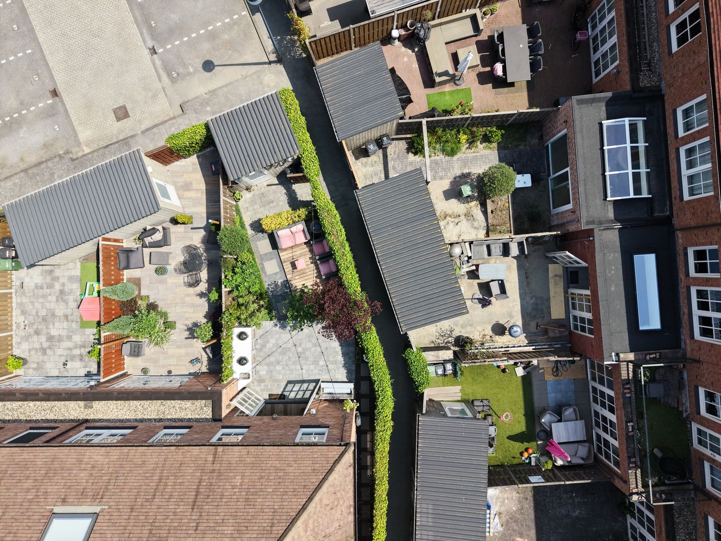 Modern Corner Family Home in Tudor Park with Private Garden and Parking — 55