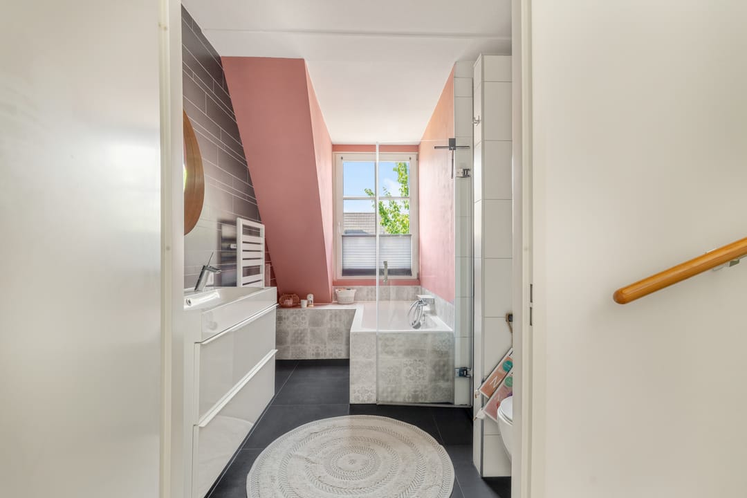 Modern Corner Family Home in Tudor Park with Private Garden and Parking — 32