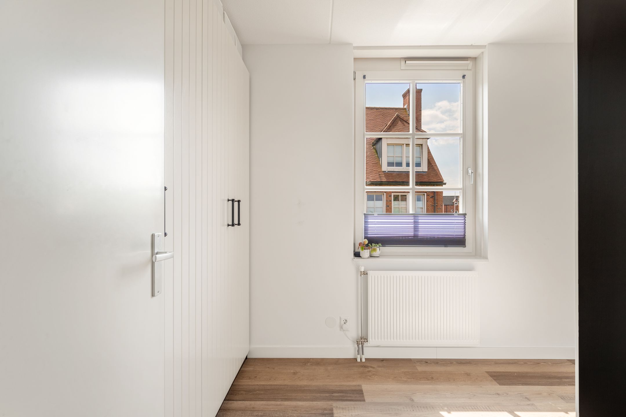 Modern Corner Family Home in Tudor Park with Private Garden and Parking — 24