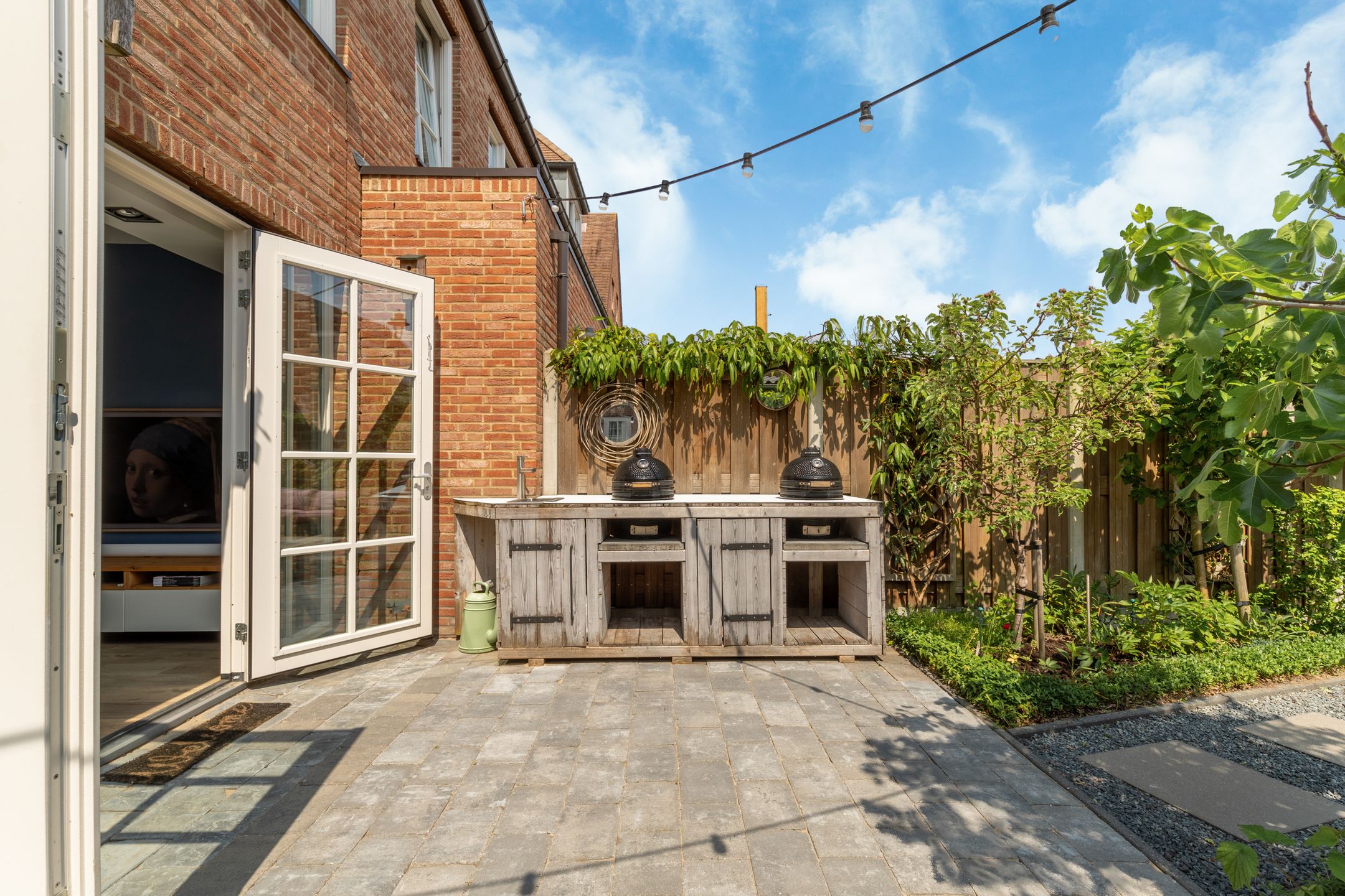 Modern Corner Family Home in Tudor Park with Private Garden and Parking — 39