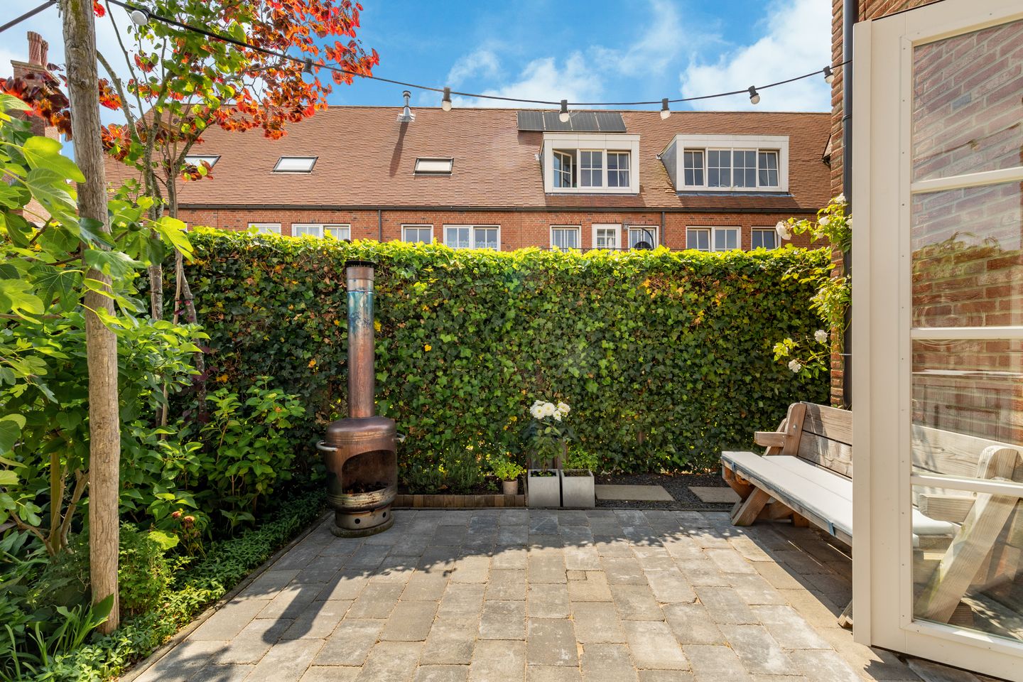 Modern Corner Family Home in Tudor Park with Private Garden and Parking — 40