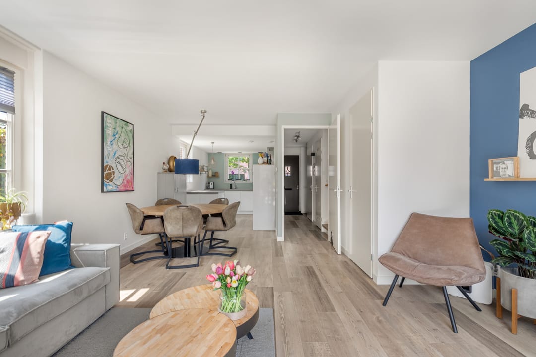 Modern Corner Family Home in Tudor Park with Private Garden and Parking — 7