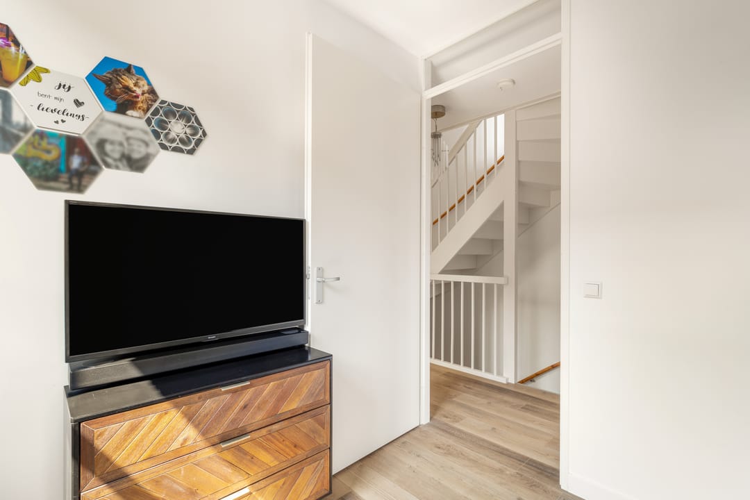 Modern Corner Family Home in Tudor Park with Private Garden and Parking — 23