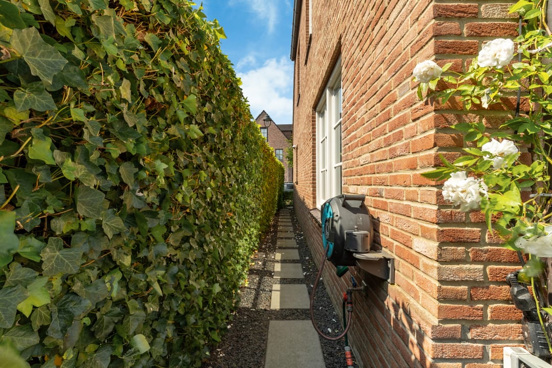 Modern Corner Family Home in Tudor Park with Private Garden and Parking — 38