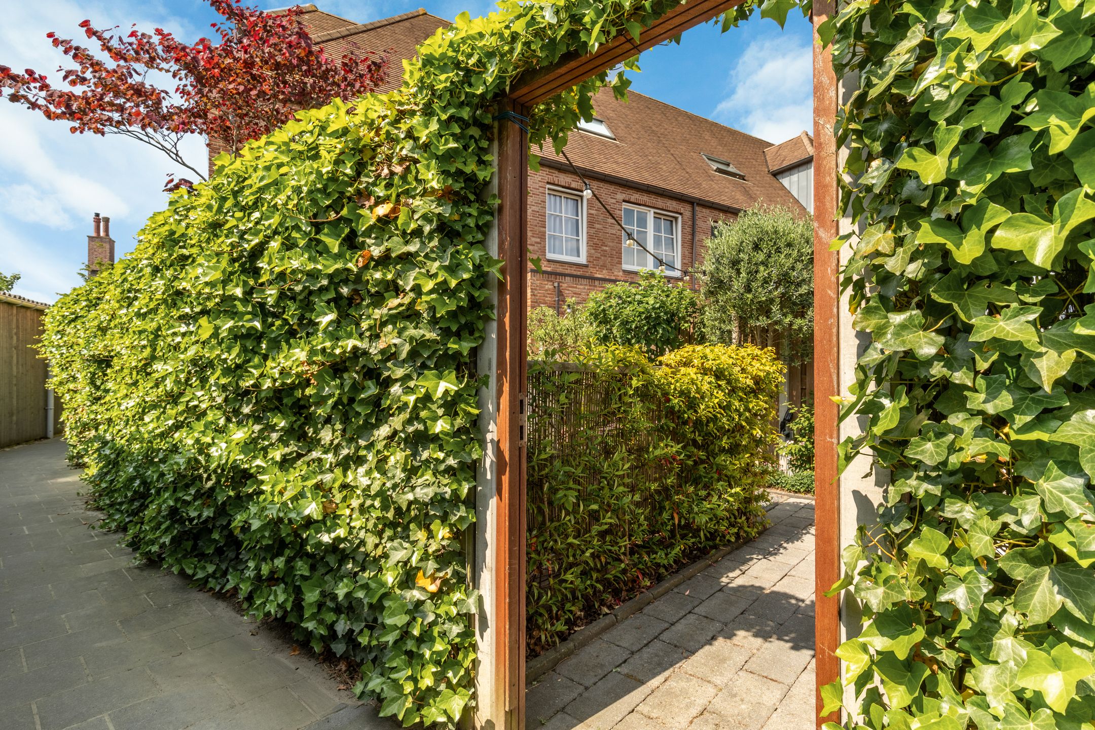 Modern Corner Family Home in Tudor Park with Private Garden and Parking — 45