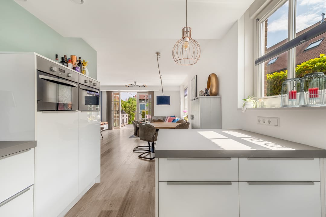 Modern Corner Family Home in Tudor Park with Private Garden and Parking — 13