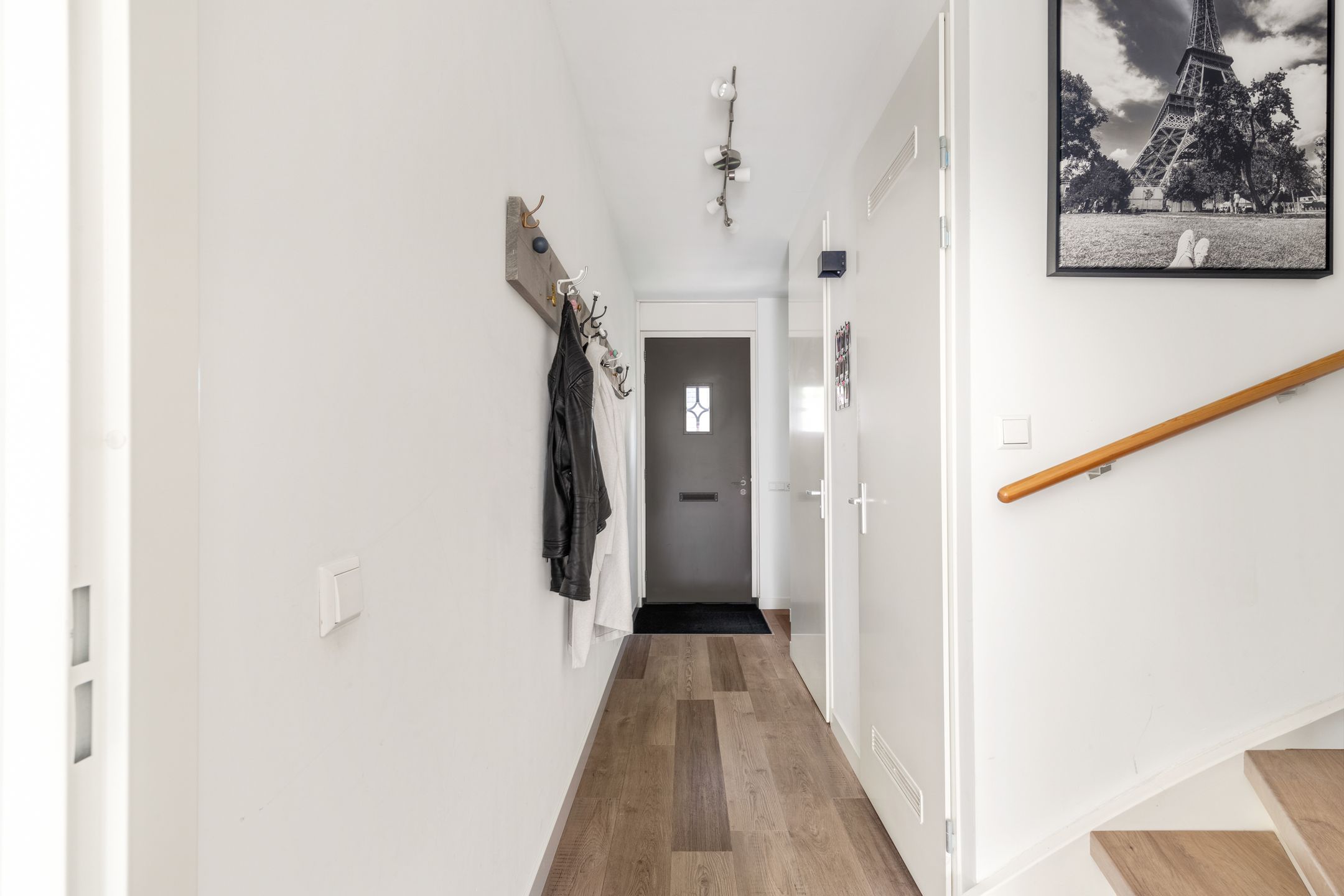 Modern Corner Family Home in Tudor Park with Private Garden and Parking — 15