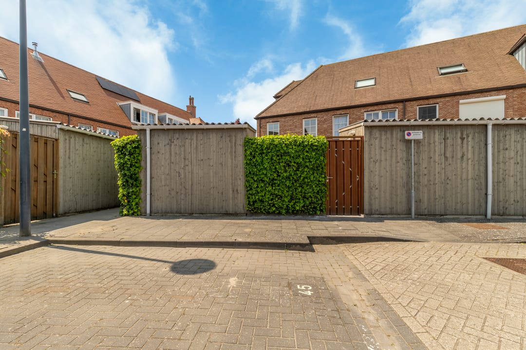 Modern Corner Family Home in Tudor Park with Private Garden and Parking — 47