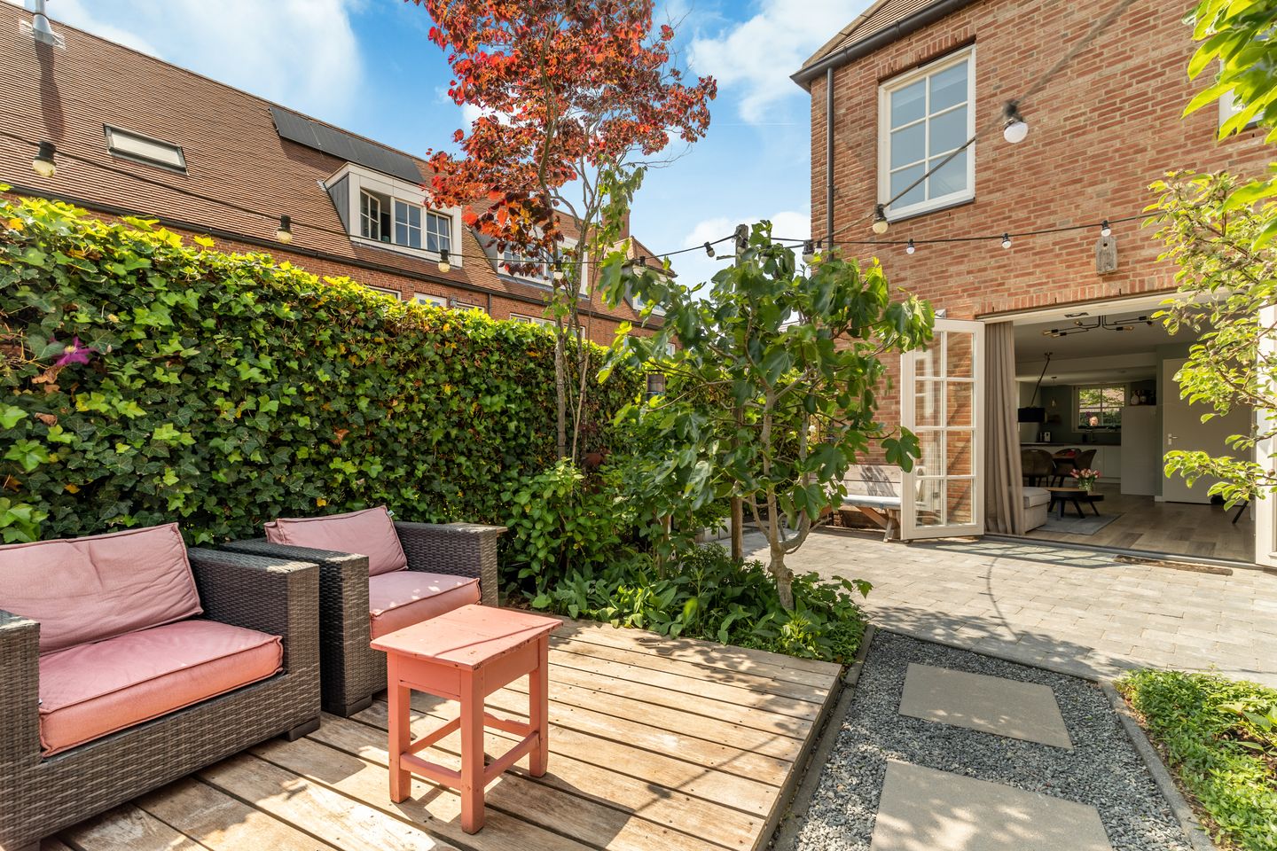 Modern Corner Family Home in Tudor Park with Private Garden and Parking — 44