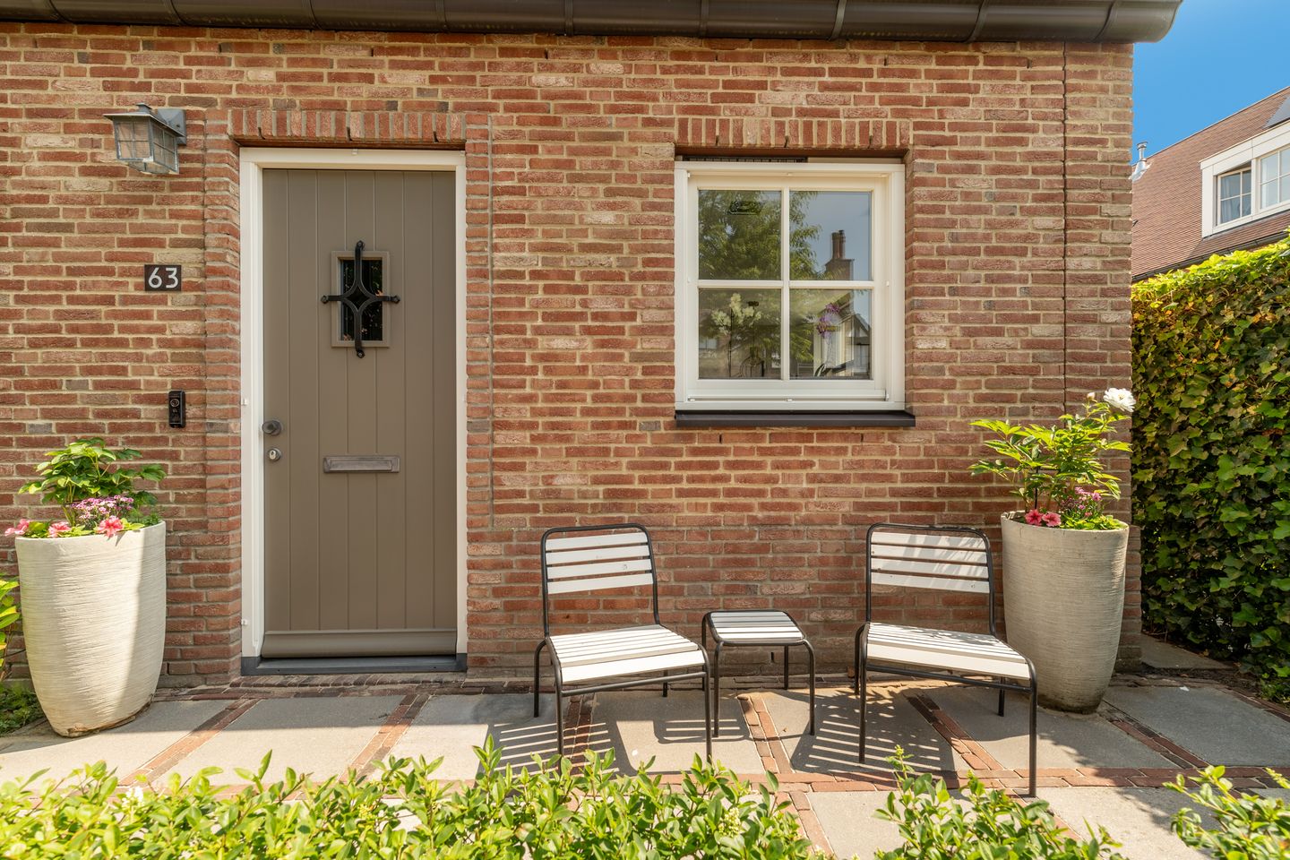 Modern Corner Family Home in Tudor Park with Private Garden and Parking — 49