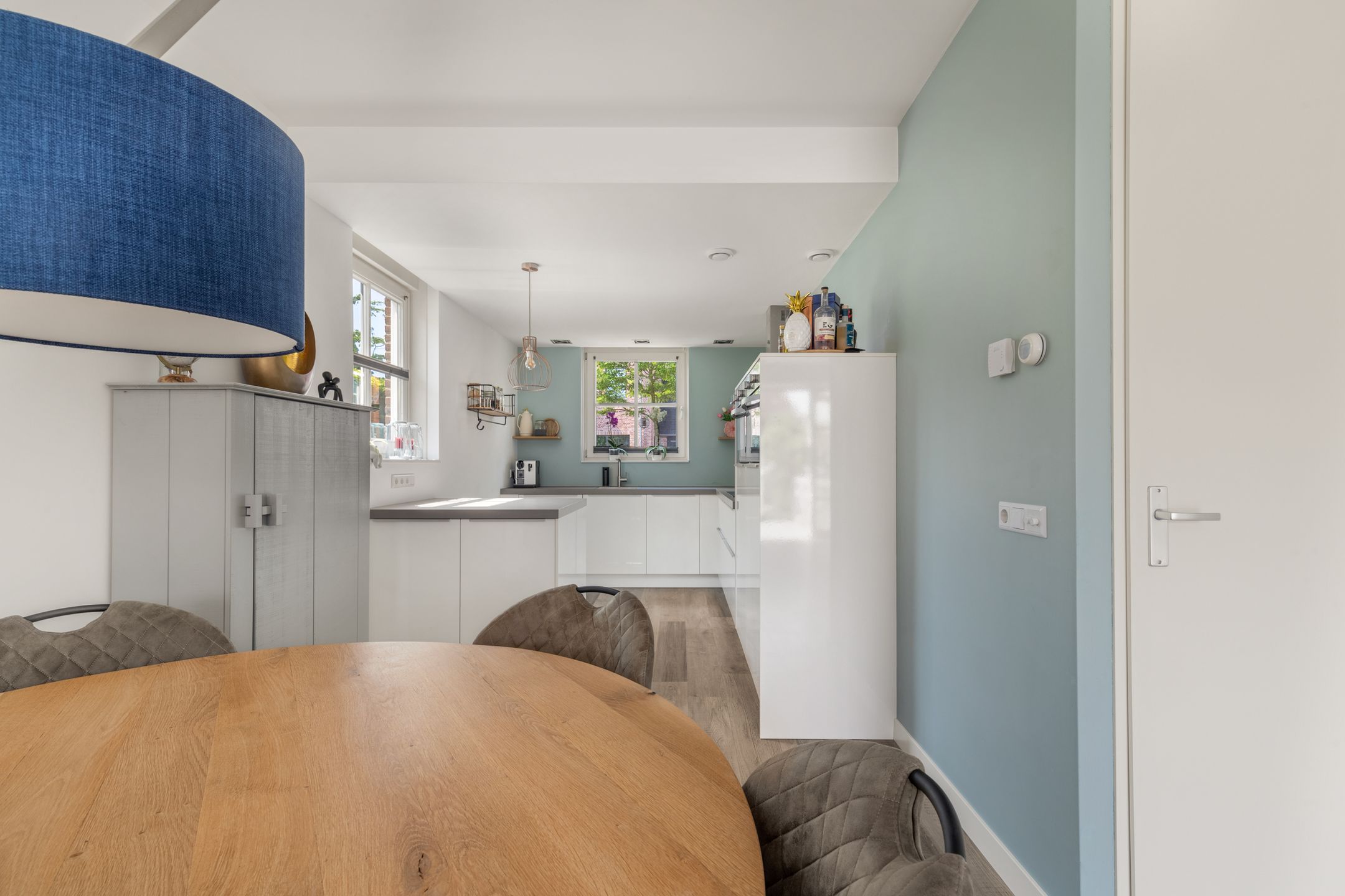 Modern Corner Family Home in Tudor Park with Private Garden and Parking — 9