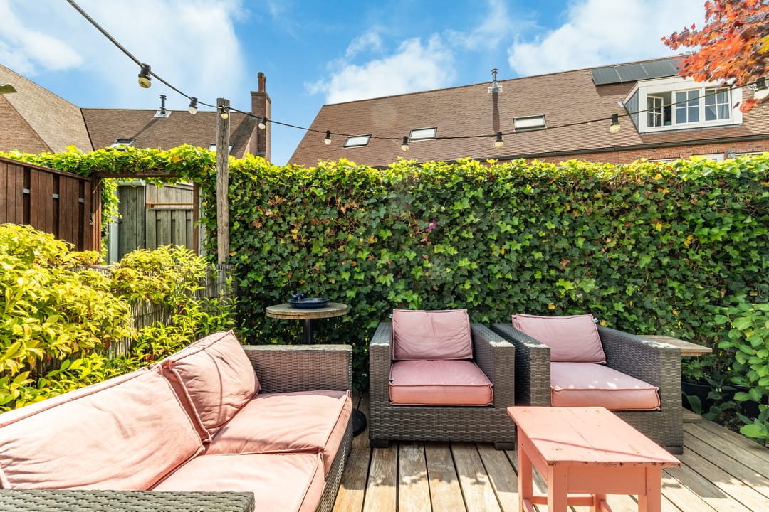 Modern Corner Family Home in Tudor Park with Private Garden and Parking — 43