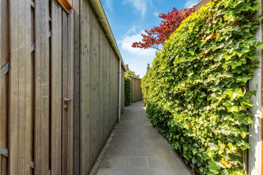Modern Corner Family Home in Tudor Park with Private Garden and Parking — 46