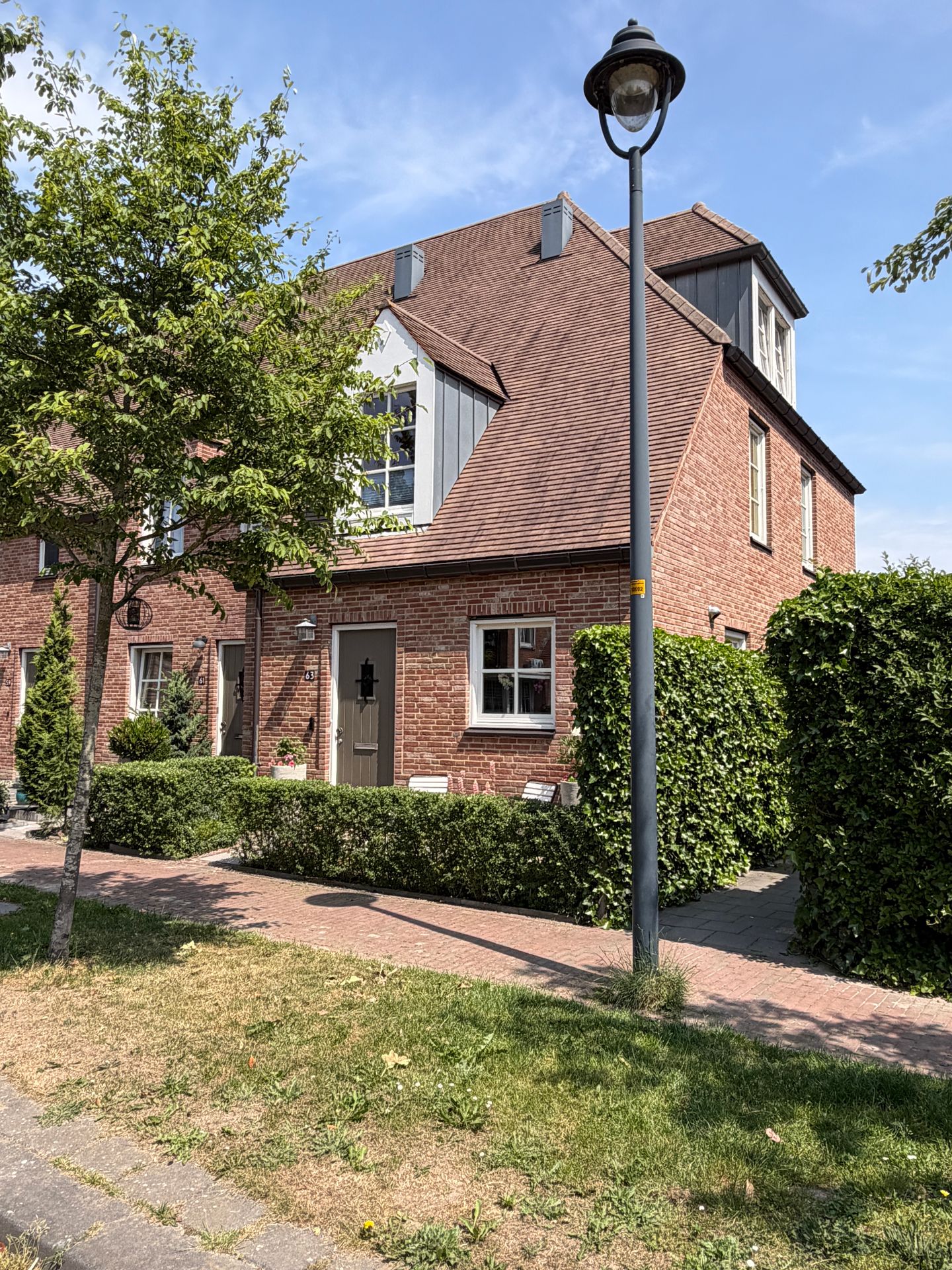 Modern Corner Family Home in Tudor Park with Private Garden and Parking — 50