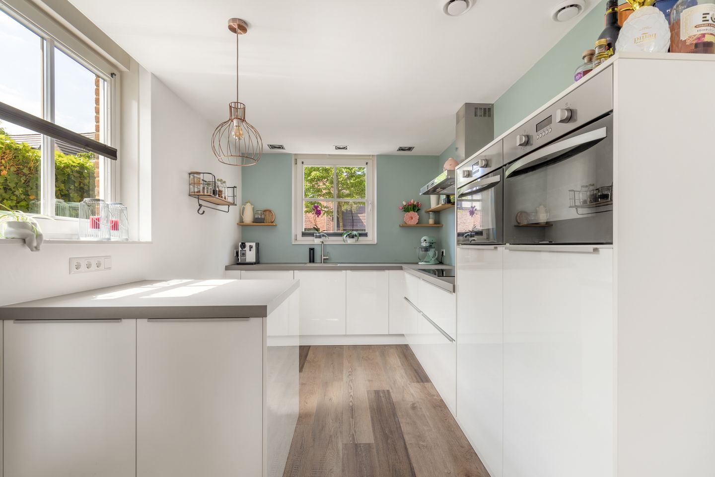Modern Corner Family Home in Tudor Park with Private Garden and Parking — 10