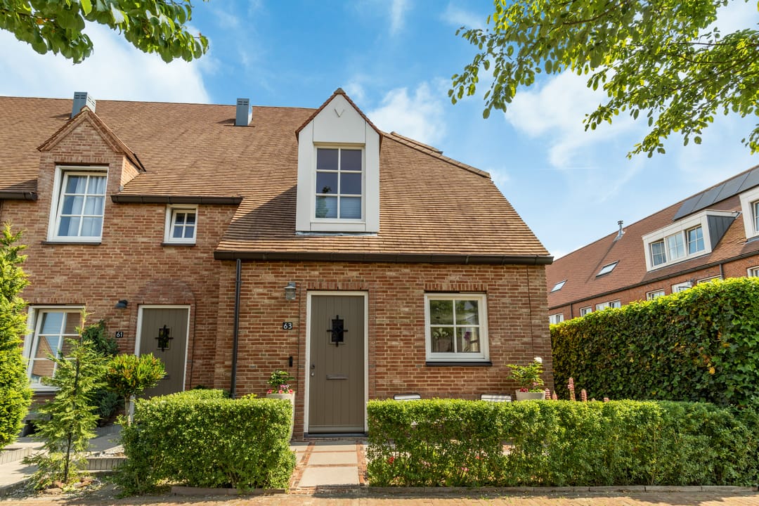 Modern Corner Family Home in Tudor Park with Private Garden and Parking