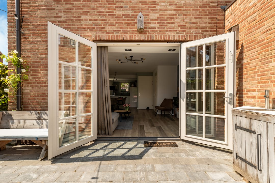 Modern Corner Family Home in Tudor Park with Private Garden and Parking — 37