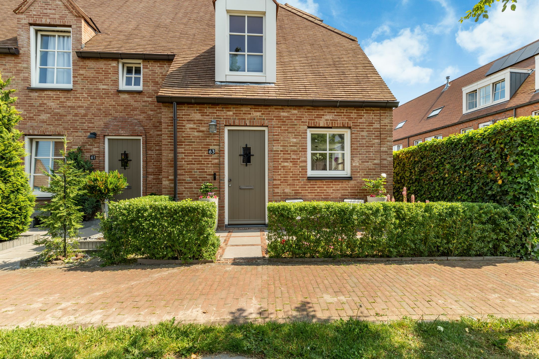 Modern Corner Family Home in Tudor Park with Private Garden and Parking — 48