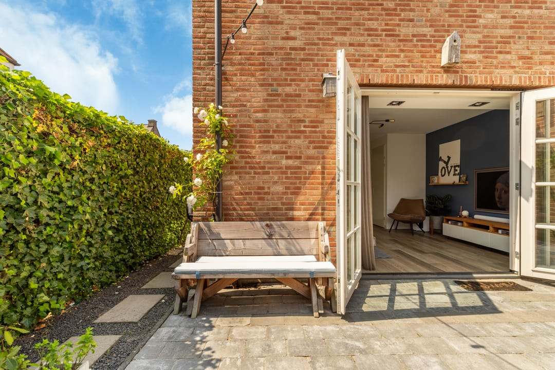 Modern Corner Family Home in Tudor Park with Private Garden and Parking — 41