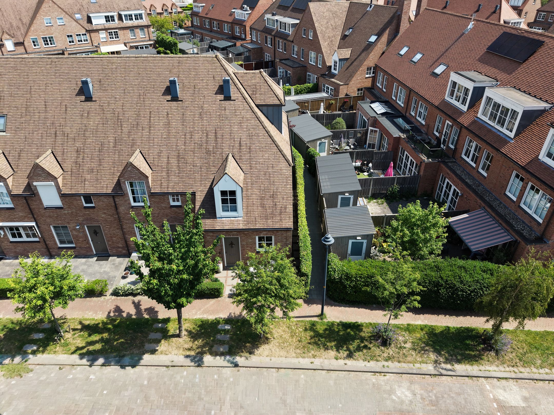 Modern Corner Family Home in Tudor Park with Private Garden and Parking — 51