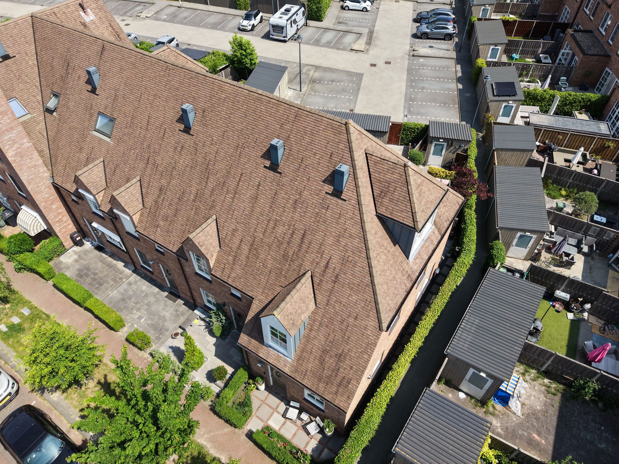 Modern Corner Family Home in Tudor Park with Private Garden and Parking — 54