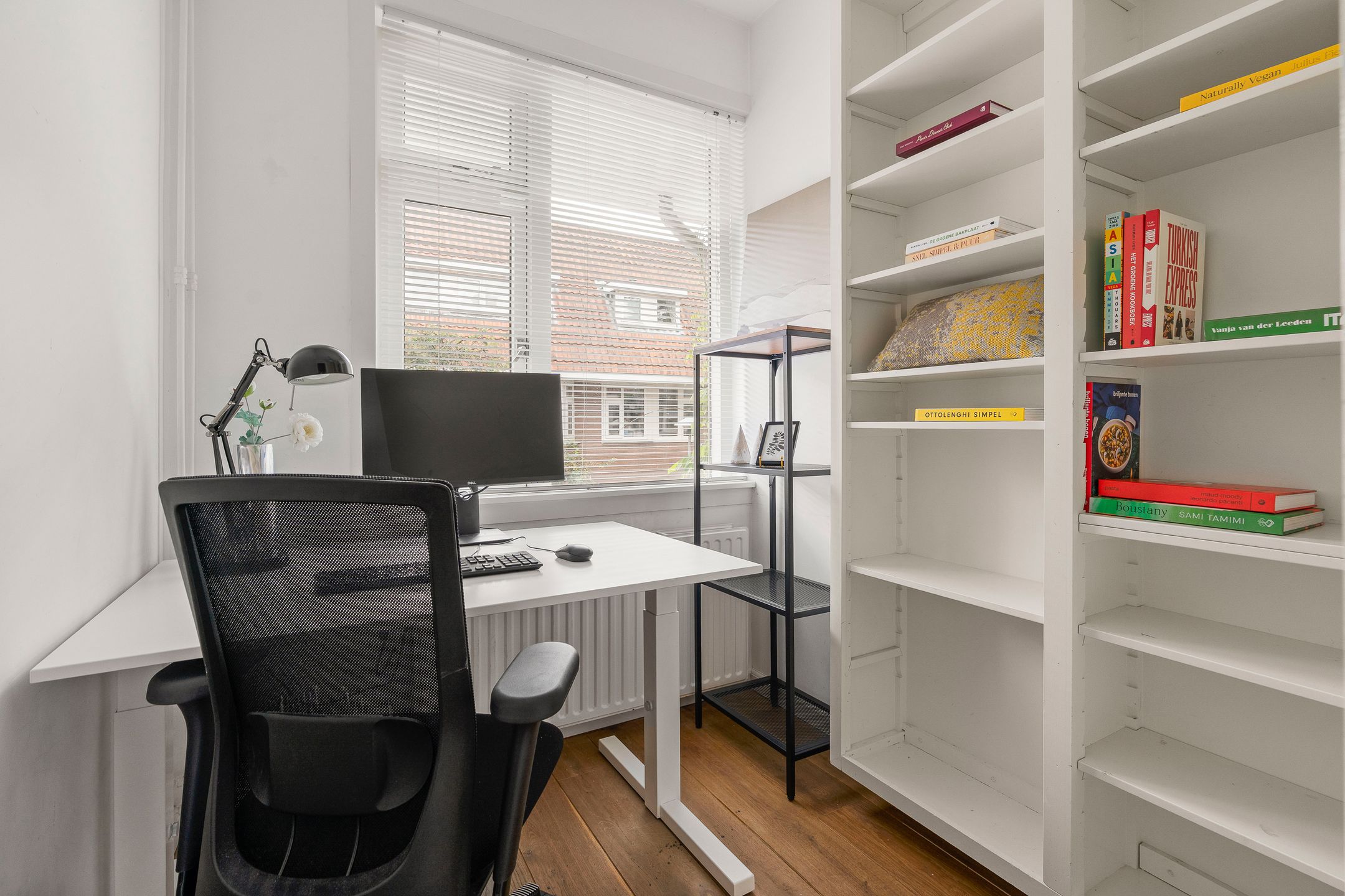Stylish Upper Floor Apartment with Sunny Balcony in Charming Utrecht Neighborhood — 12