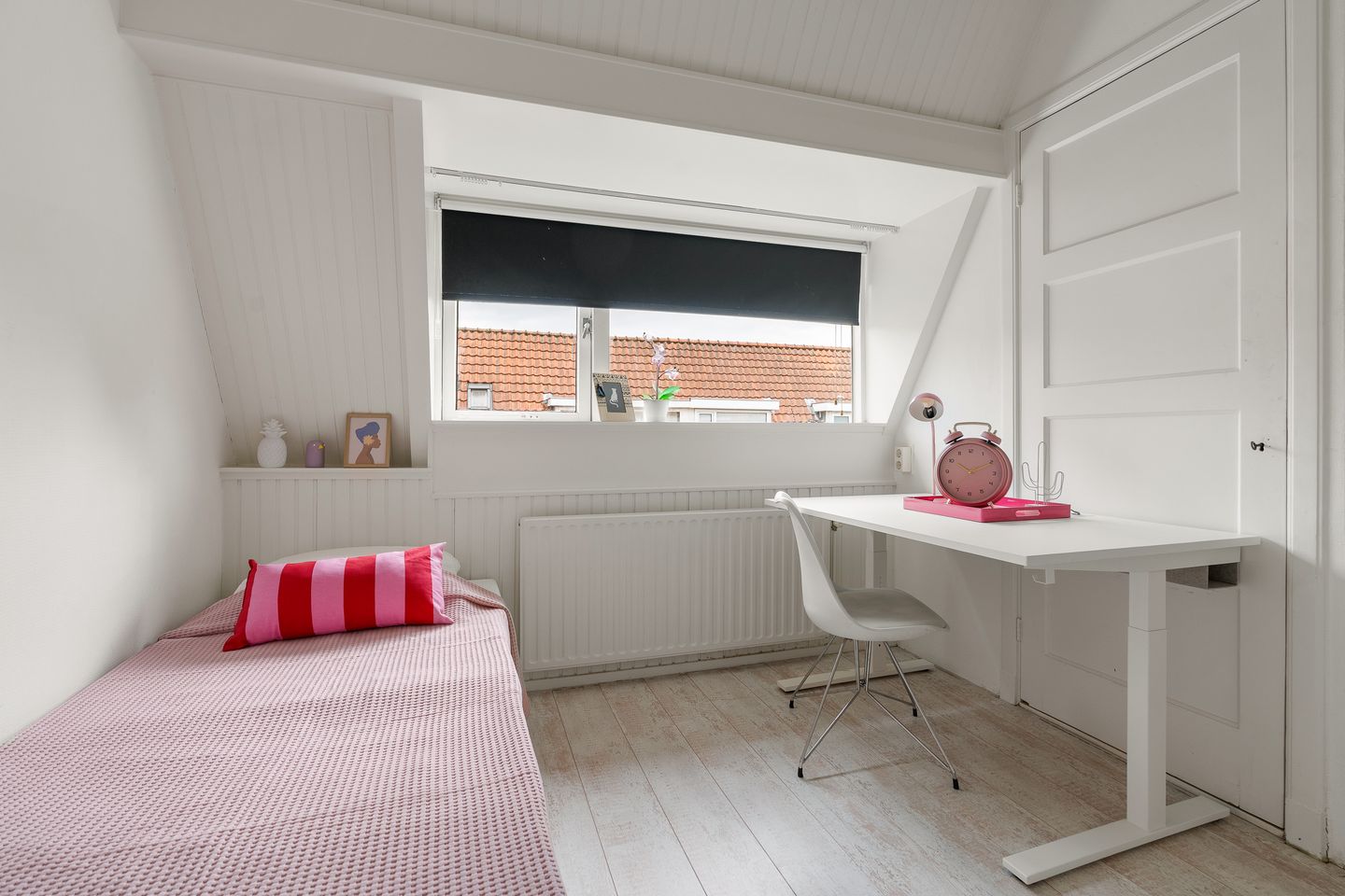 Stylish Upper Floor Apartment with Sunny Balcony in Charming Utrecht Neighborhood — 19